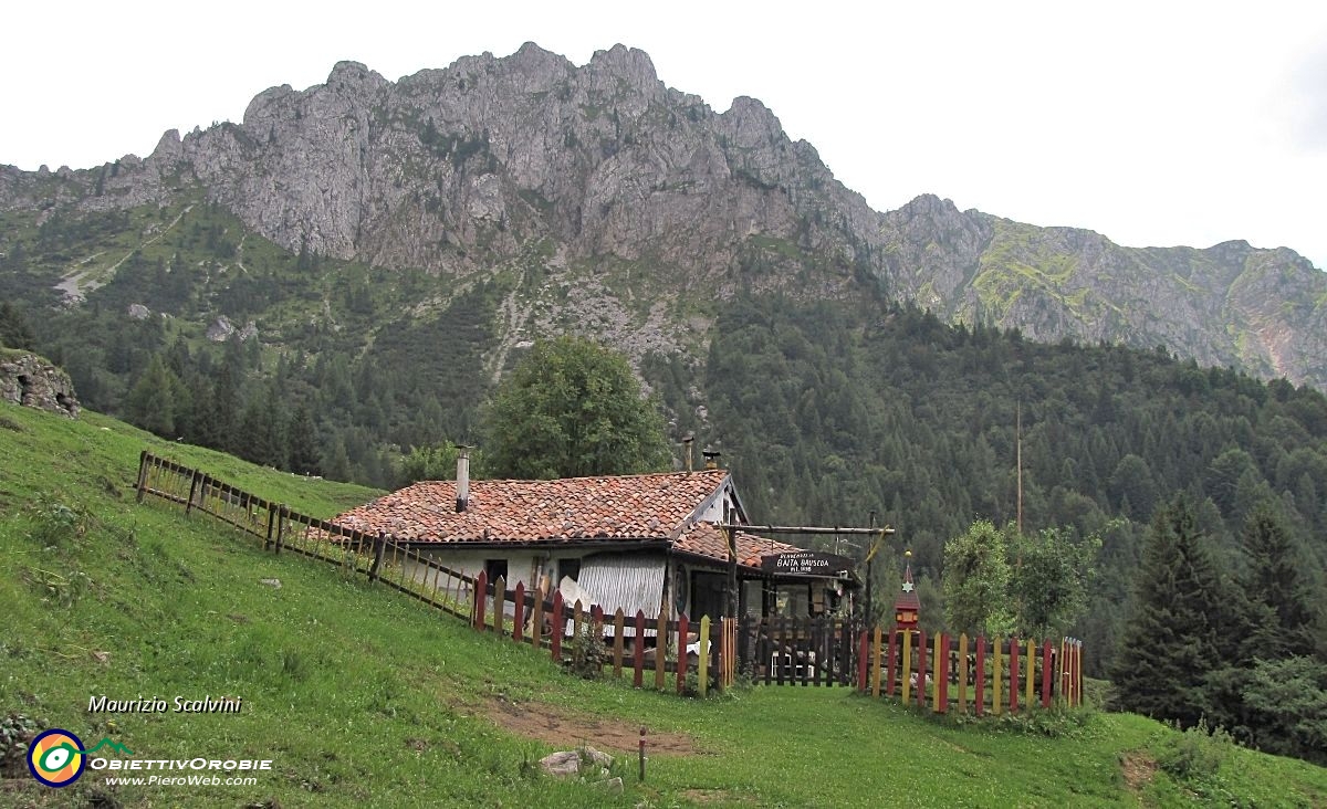 72 Baita Bruseda, sullo sfondo le Creste di Bares....JPG